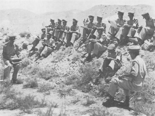 Des officiers subalternes lors d'une discussion tactique à l'école d'infanterie de Quetta