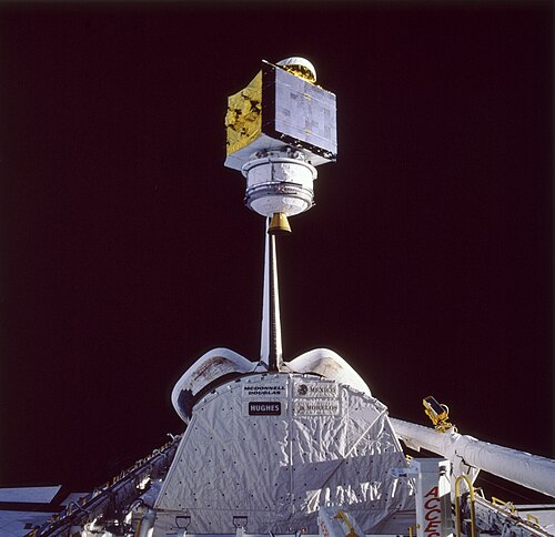 Le satellite SATCOM KU-2 attaché à un PAM-DII est libéré de la soute de la navette spatiale Atlantis pendant la mission STS-61B
