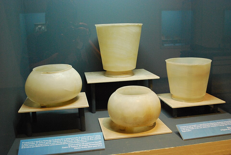 Récipients en travertin trouvés dans la grotte El Tapesco del Diablo à Ocozocoautla, Chiapas, Mexique (600-900 après JC)