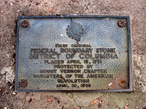 Plaque placée dans le mur de mer à côté marquant la pierre angulaire sud.