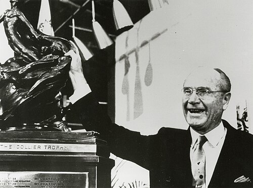 Trophée Collier 1966 avec James Smith McDonnell Jr., fondateur de McDonnell Aircraft Corporation pour le F-4 Phantom et le projet Gemini