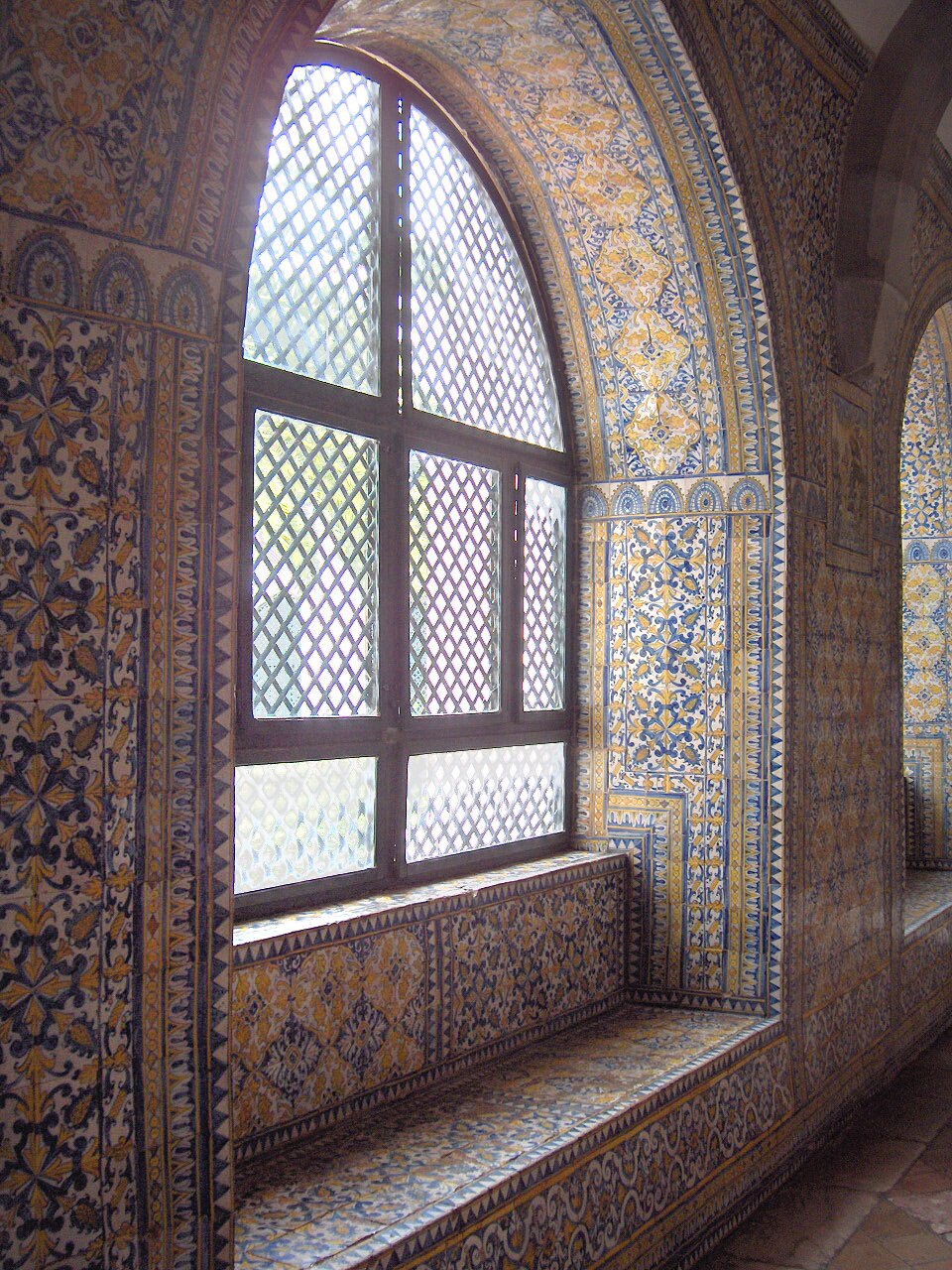 Quadra (architecture) de Saint Jean-Baptiste recouverte d'azulejos façon tapis (XVIIe s.) ; Musée de la Reine D. Leonor ; Béja, Portugal.