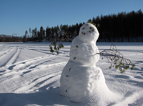 Bonhomme de neige sur un lac gelé Saimaa à Puumala, Savonie du Sud, Finlande