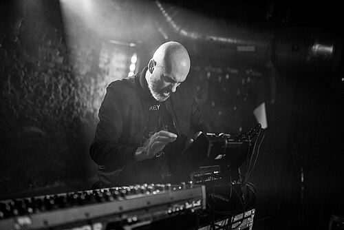 Photo de Ryan George en concert à Varsovie en 2018.