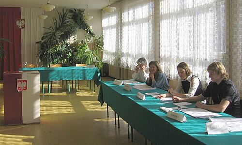 Intérieur d'un bureau de vote à Wrocław lors de l'élection présidentielle polonaise de 2005