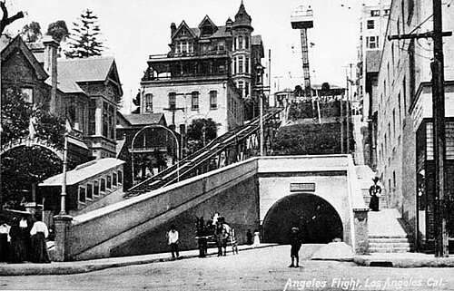 Vue de bas en haut de l'Angels Flight original avec le tunnel de la 3e rue et une tour d'observation, vers 1905.