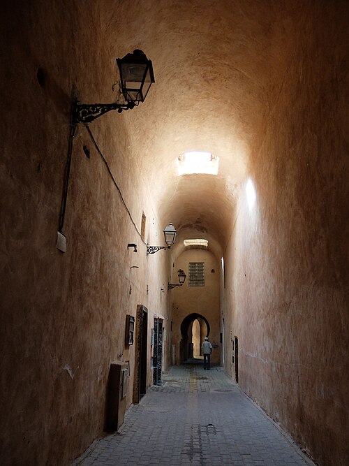 Passage voûté dans les ruines du palais du quartier Dar el-Kebira