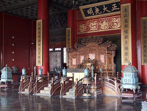 Colonnes vermillon dans la salle du trône du Palais de la Pureté Céleste dans la Cité interdite de Pékin