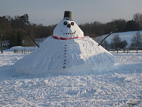 Photographie d'un bonhomme de neige géant à base conique à South Nutfield, Surrey, Angleterre