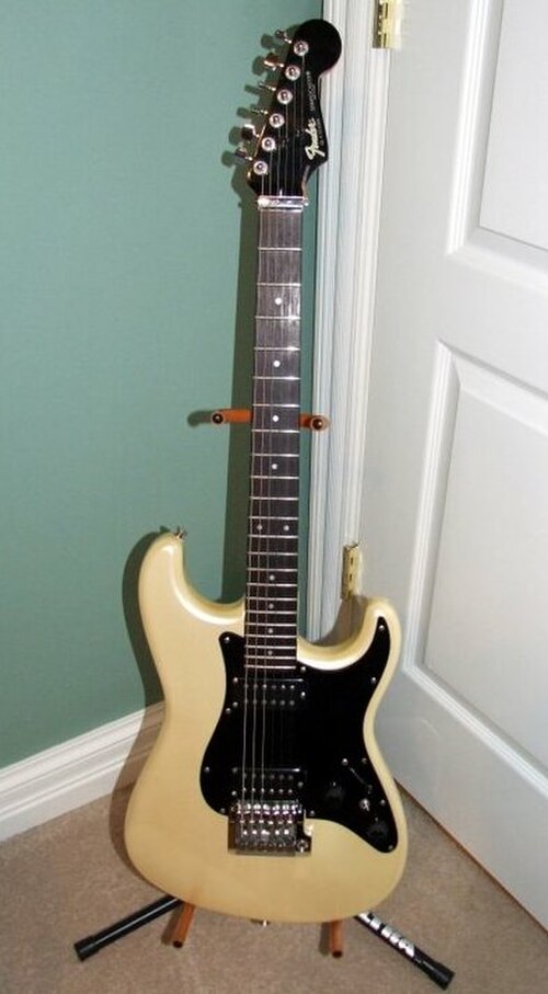 Stratocaster « Contemporaine » de 1985, avec système de vibrato verrouillable et micros humbucker