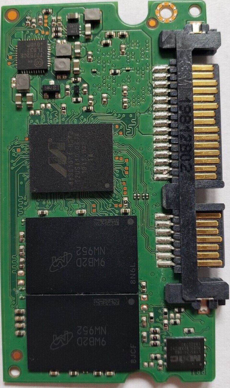 SSD de 512 Go avec interface SATA 7+15 broches