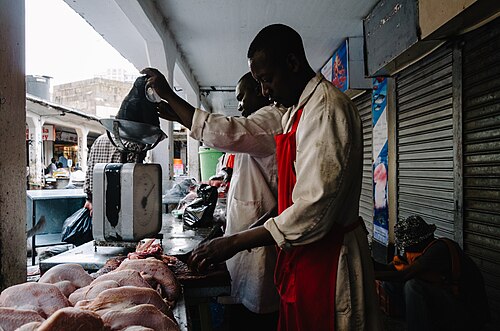 Des bouchers découpent du poulet au Kenya
