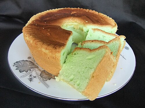 Le gâteau au pandan est un gâteau éponge originaire d'Asie du Sud-Est. La technique de fabrication du gâteau a été introduite en Asie par le commerce européen ou la colonisation.