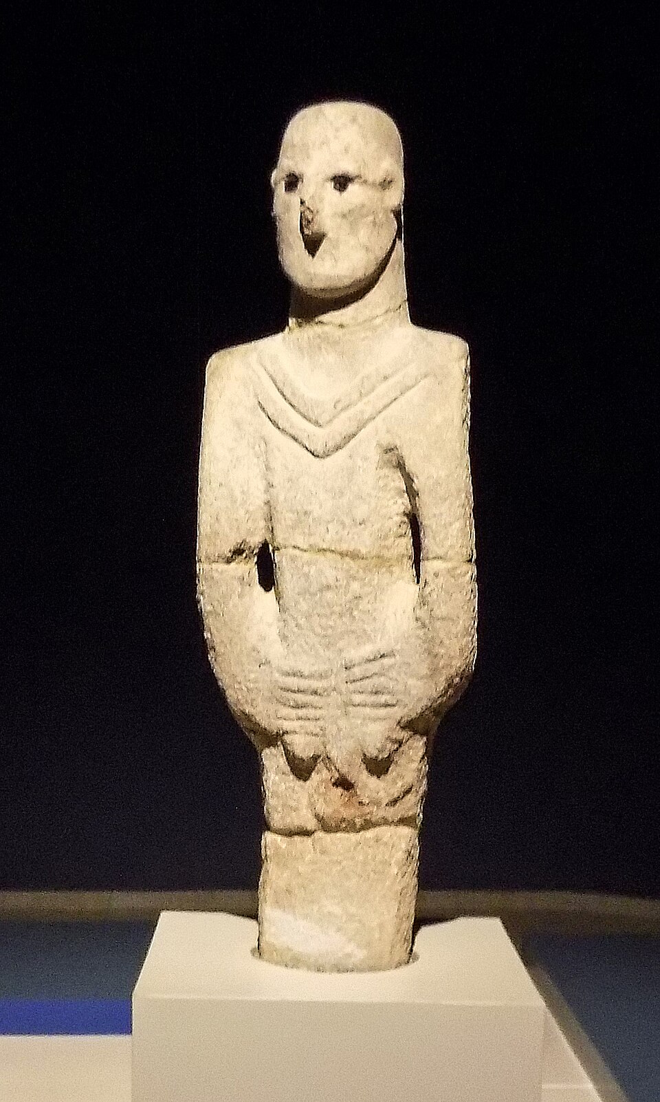 L'Homme d'Urfa, au musée de Şanlıurfa ; grès, 1,80 mètres, c. 9 000 avant notre ère