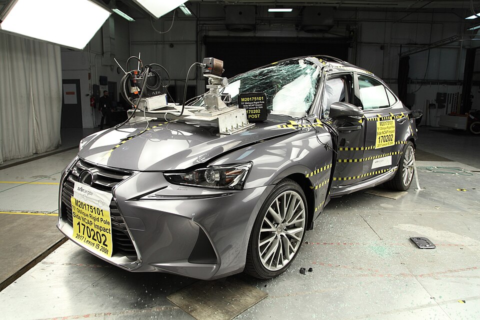 Test de collision latérale contre un poteau d'une Lexus IS 2017