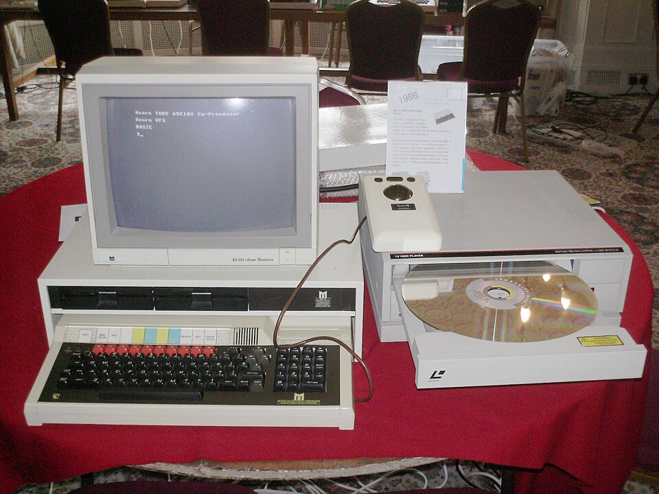 Un ordinateur BBC Master, un laserdisc et un lecteur sont exposés.