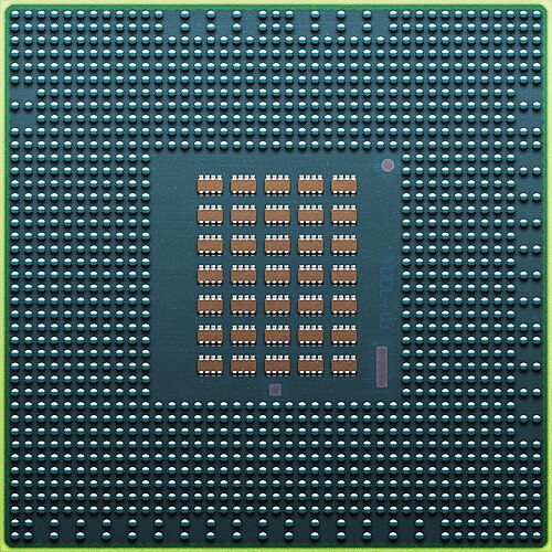 Le dessous du processeur Cell/BE 90 nm montrant ses 1242 billes de soudure, chacune de 0,6 mm de diamètre, et son réseau de 35 condensateurs