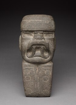 XIIe-IIIe siècle av. J.-C. ; pierre ; hauteur : 32,2 cm, largeur : 14 cm, profondeur : 11,5 cm ; Cleveland Museum of Art (Ohio, États-Unis)