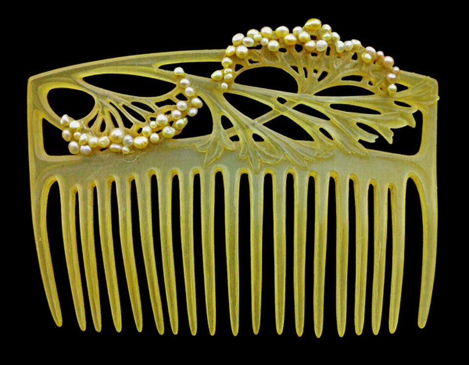 Carved horn decorated with pearls, by Louis Aucoc (c. 1900)