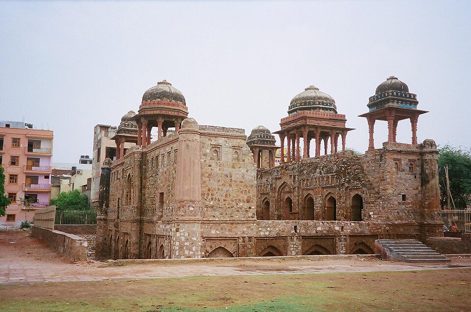 Jahaz Mahal sur la rive de Hauz-i-Shamsi