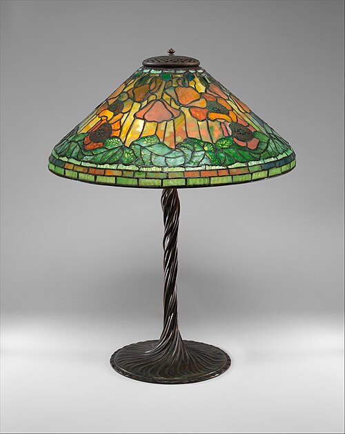 Lampe ; 1902–1918 ; plomb et verre ; 67,9 x 52,1 cm ; Metropolitan Museum of Art (New York)
