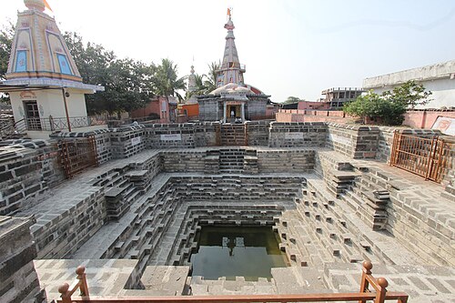 Grand puits à Nagnath Mandir dans le village de Hatnoor, district de Parbhani dans le Maharashtra