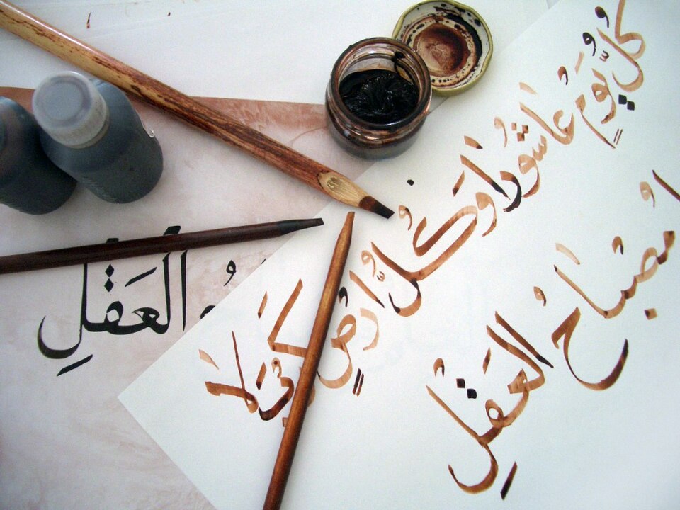 Les instruments et le travail d'un étudiant en calligraphie