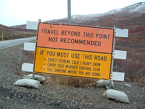Panneau au nord de Nome, en Alaska, signalant la présence d'une route et d'une zone inhabitée au-delà.