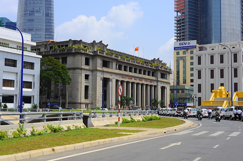 Style colonial français avec des éléments angkoriens : bâtiment de la Banque de l'Indochine (aujourd'hui Banque d'État du Vietnam), Hô Chi Minh-Ville, Vietnam, par Felix Dumail, 1929.