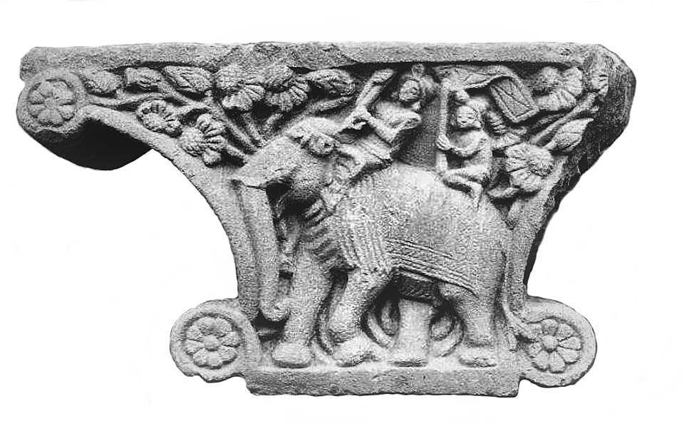 Face opposée du même chapiteau, mis au jour à Sarnath, représentant un éléphant