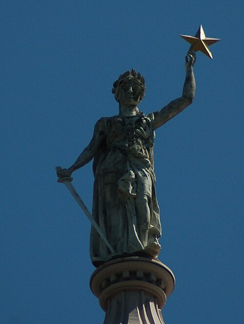 Statue de la déesse de la Liberté au sommet du bâtiment