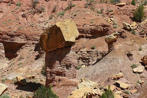 Un ancien éboulement qui a protégé les traces de roches sous son site d'impact d'une nouvelle érosion à grande échelle. Photo prise le long du Burr Trail, Grand Staircase–Escalante National Monument, Utah, États-Unis.