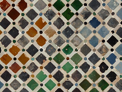Zellige à motif en damier avec des étoiles à huit branches, dans la Cour des Myrtes de l'Alhambra