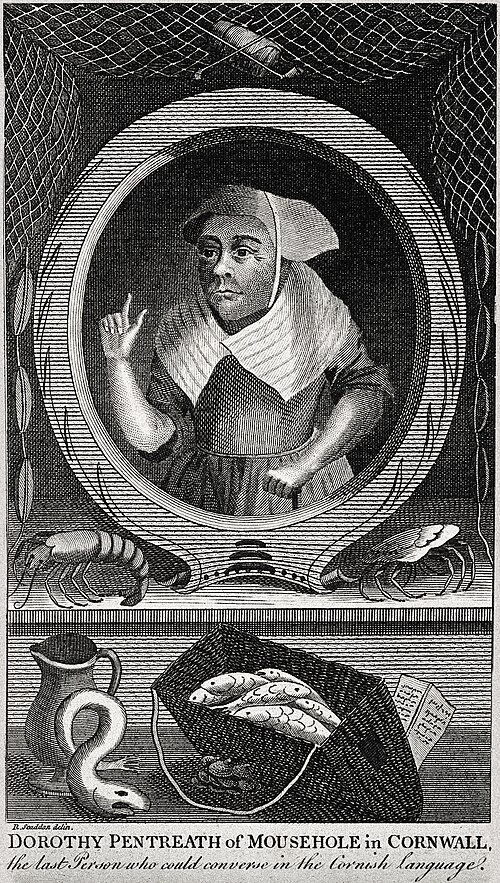Gravure en noir et blanc d'une femme en tenue du XVIIIe siècle avec un bonnet. Ci-dessous, un poisson, un crabe, un crustacé et une cruche