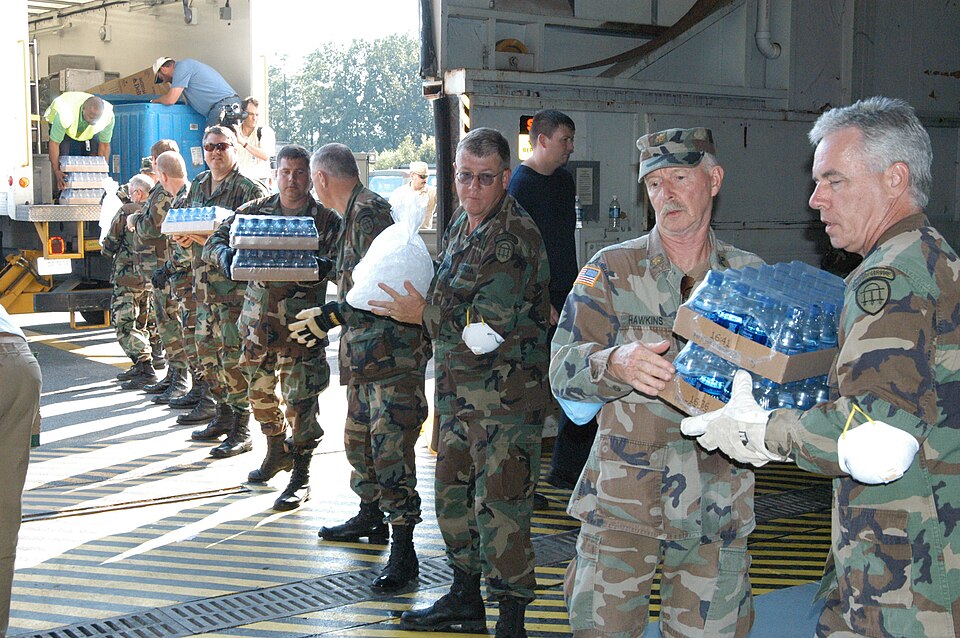 Les membres des forces de défense de Géorgie déchargent de l'eau et de la glace en prévision de l'arrivée des personnes évacuées de l'ouragan Katrina.