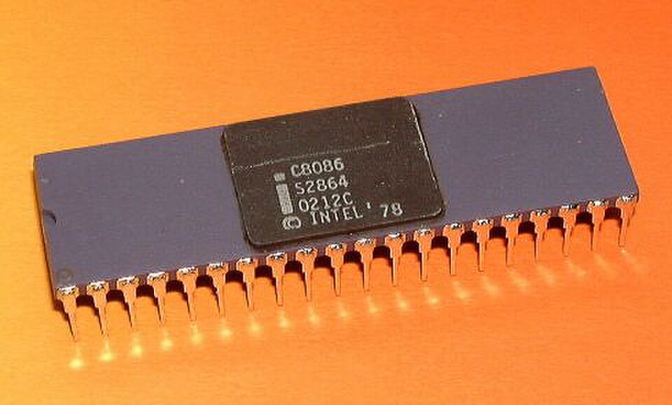 Boîtier DIP en céramique grise à 40 broches sur fond orange, portant le logo Intel, la mention C8086 et le copyright de 1978.