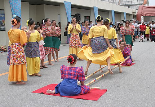 Danseuses en robes colorées
