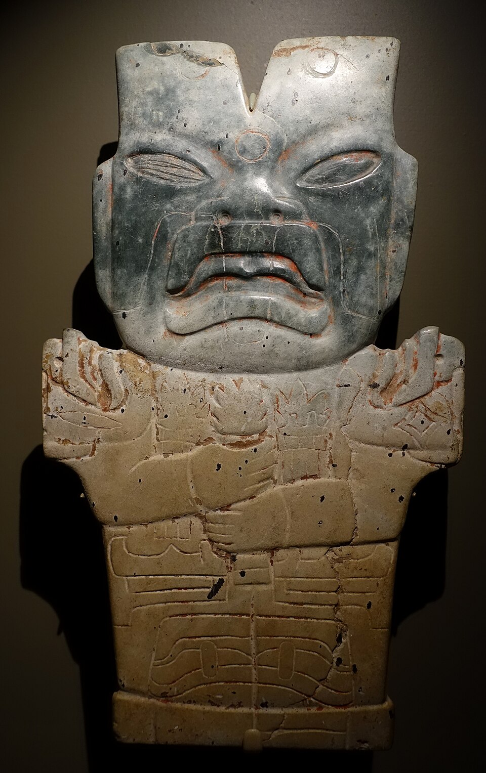 800–400 av. J.-C. ; serpentine, cinabre ; Musée d’art de Dallas