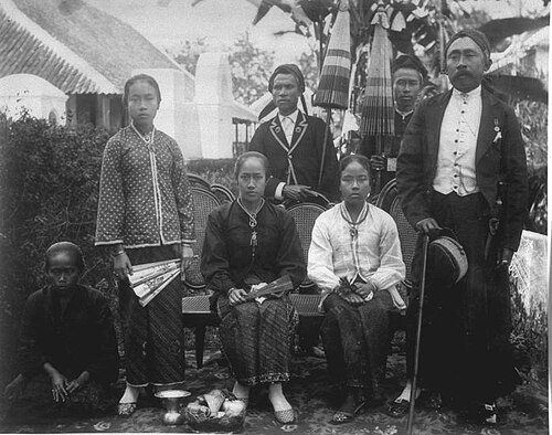 Le régent de Garut, Raden Adipati Aria Wiratanudatar VII, avec son épouse RA Lasminingrat (assise) et sa famille.