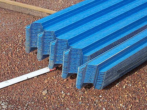 Pannes de toiture métalliques laminées, également appelées voliges. Elles sont coupées selon l'angle des coupes supérieures des pannes et peuvent être superposées pour l'assemblage.