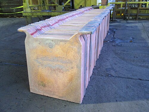 Anodes de cuivre après affinage au feu et coulée.