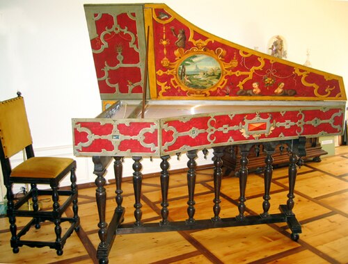 Le clavecin de reproduction moderne utilise des motifs de bandes ou de sangles basés sur un livre flamand de 1579, mélangés à des éléments grotesques.
