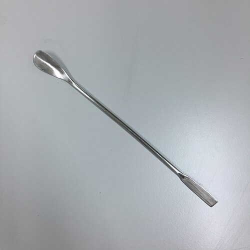 Une spatule de laboratoire en acier inoxydable