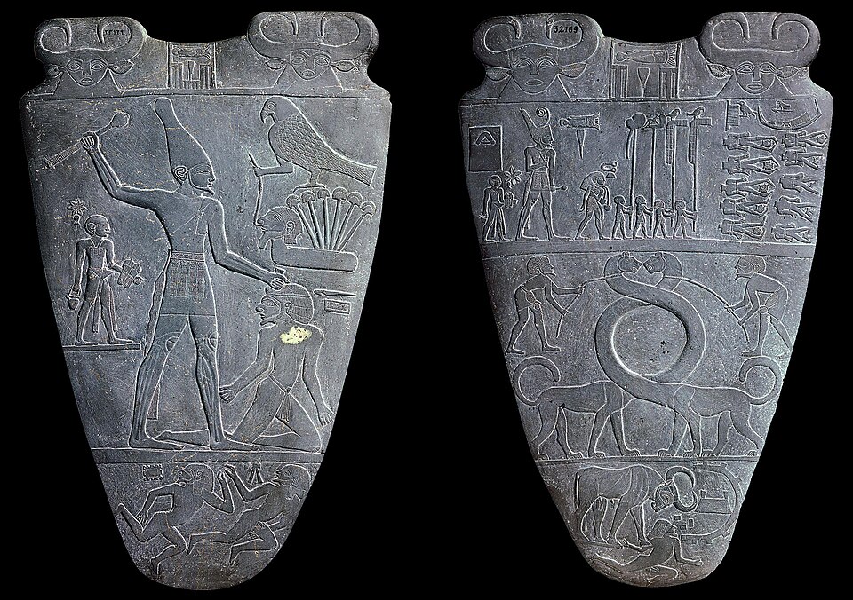 La palette de Narmer, vers 3100 avant notre ère, qui présente déjà le profil égyptien canonique et les proportions de la figure