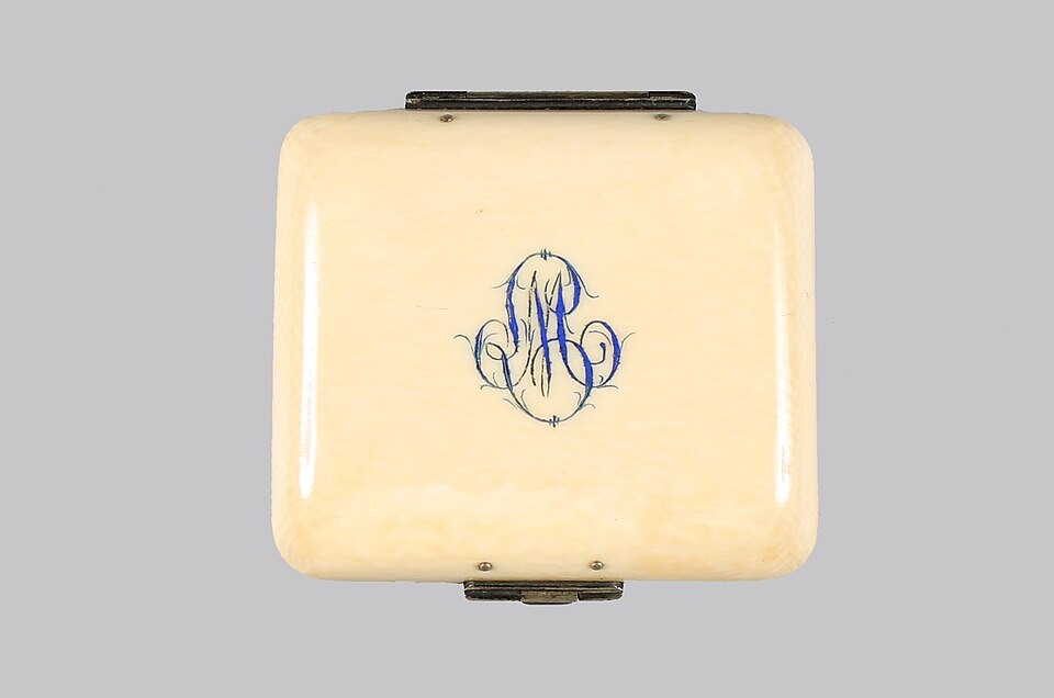 Monogramme néo-rococo sur une boîte, vers 1880, ivoire, métal et satin, Musée Galliera, Paris