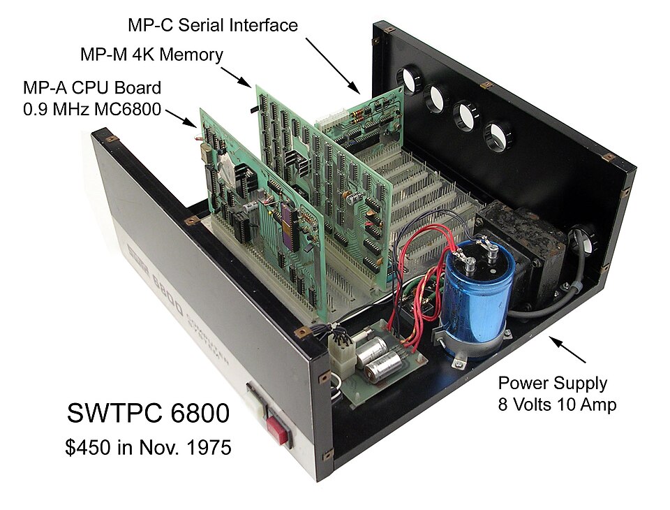 Boîtier SWTPC 6800 avec bus SS-50 et SS-30 — une machine d'amateur des débuts