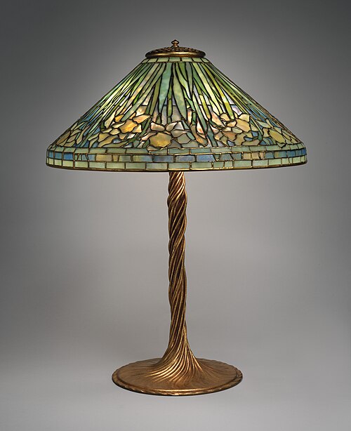 Lampe « Jonquille » ; 1904–1924 ; verre opalescent au plomb et bronze doré ; hauteur : 67,9 cm, diamètre de la forme : 51,4 cm ; Metropolitan Museum of Art
