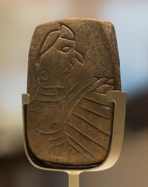 Tablette de grès gravée d'un homme-oiseau trouvée en 1971 lors de fouilles sur le côté est du monticule des moines