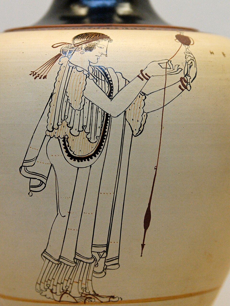 Femme filant. Détail d'une œnochoé attique grecque antique à fond blanc, vers 490 av. J.-C., provenant de Locri, en Italie. British Museum, Londres.