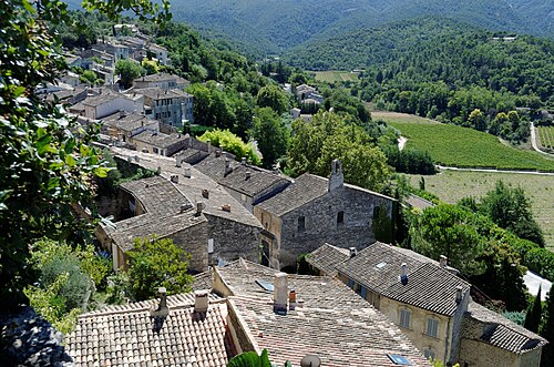 vue extérieure d'une ville française pittoresque